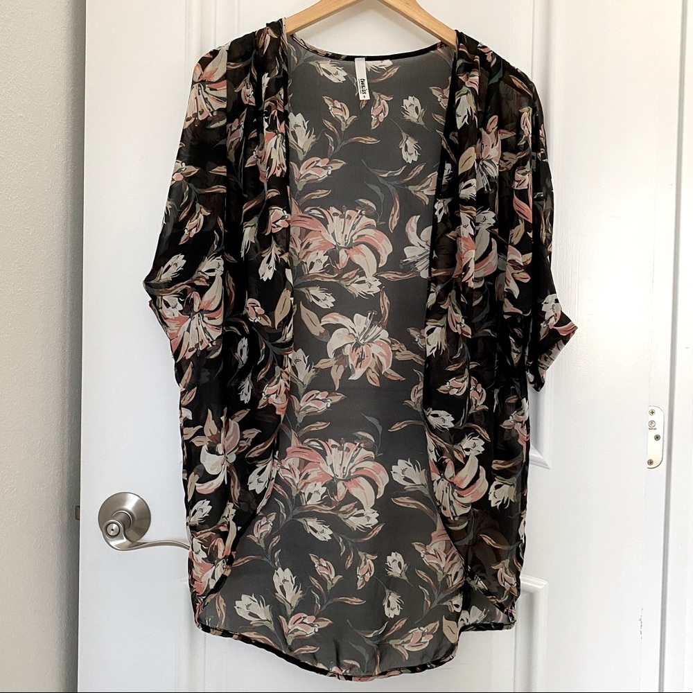 Floral sheer kimono. Short sleeve. Black w/ pink and beige flowers. Size small.